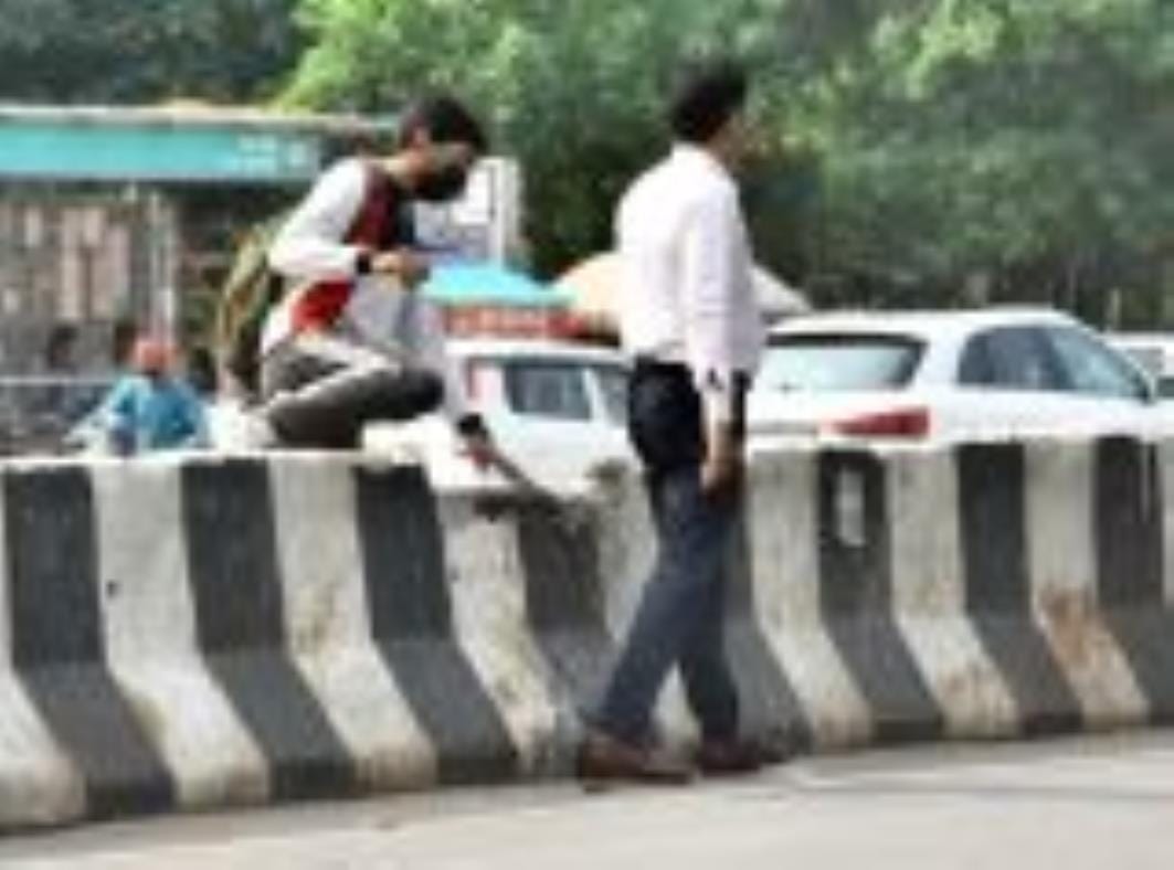 पारा इलाके में पुरानी चौकी के पास रोड बंदकर डिवाइडर बना दिया गया है। ऐसे में लोग मजबूरन डिवाइडर पारा इलाके में पुरानी चौकी के पास रोड बंदकर डिवाइडर बना दिया गया है। ऐसे में लोग मजबूरन डिवाइडर