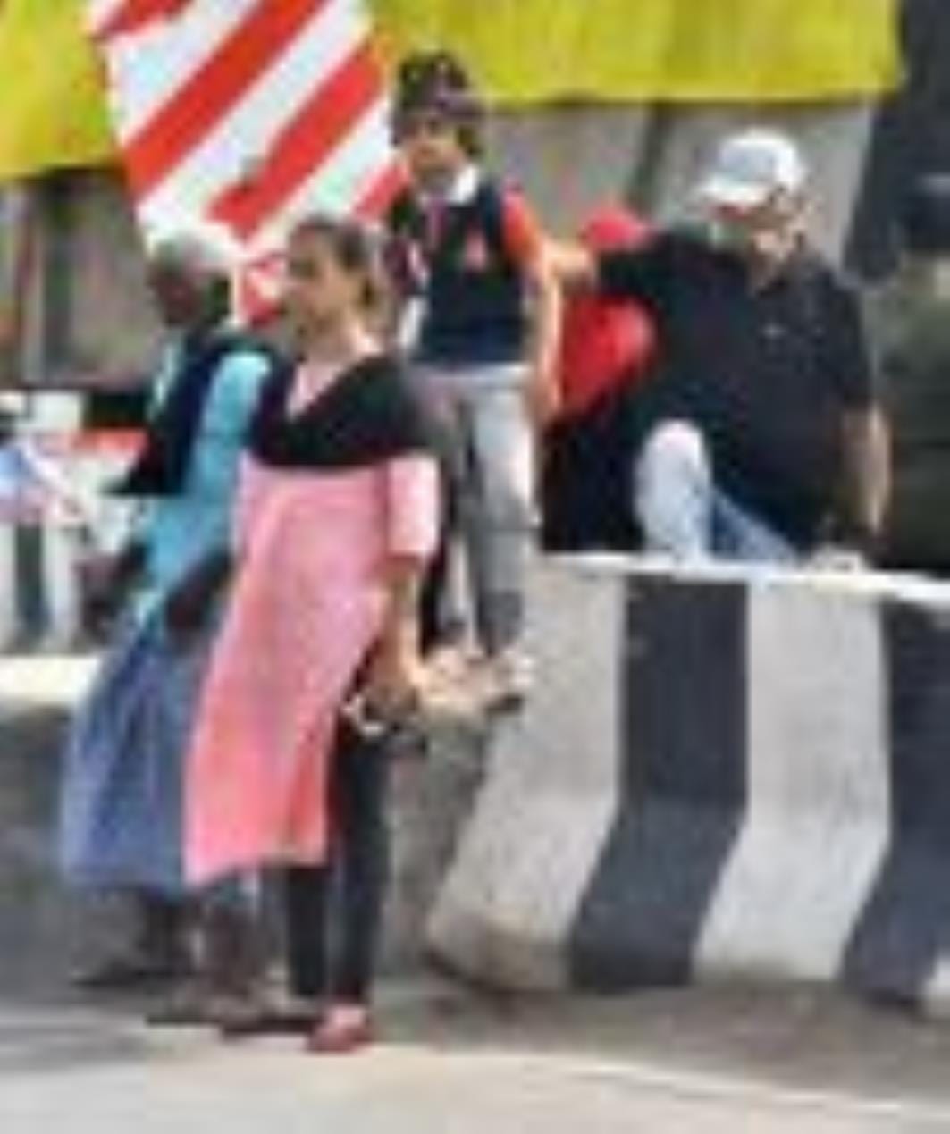 पारा इलाके में पुरानी चौकी के पास रोड बंदकर डिवाइडर बना दिया गया है। ऐसे में लोग मजबूरन डिवाइडर पारा इलाके में पुरानी चौकी के पास रोड बंदकर डिवाइडर बना दिया गया है। ऐसे में लोग मजबूरन डिवाइडर