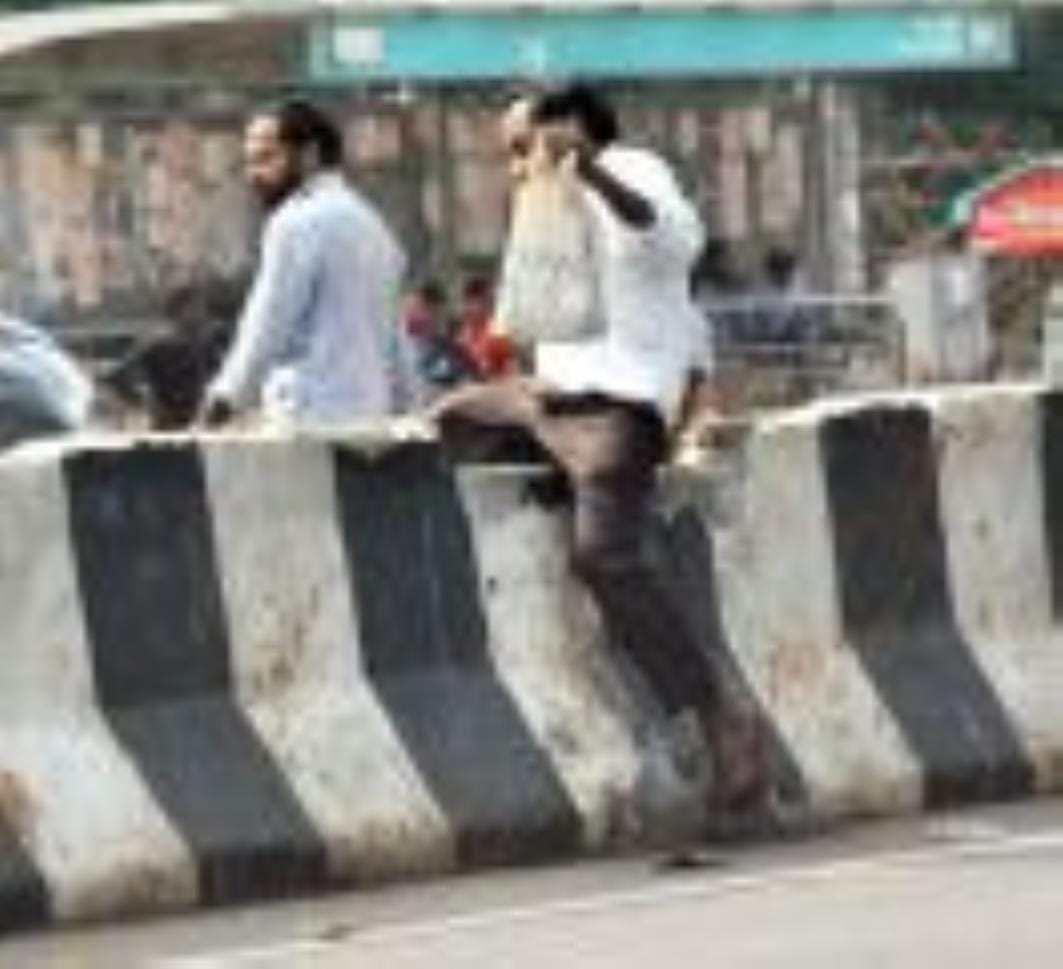 पारा इलाके में पुरानी चौकी के पास रोड बंदकर डिवाइडर बना दिया गया है। ऐसे में लोग मजबूरन डिवाइडर पारा इलाके में पुरानी चौकी के पास रोड बंदकर डिवाइडर बना दिया गया है। ऐसे में लोग मजबूरन डिवाइडर