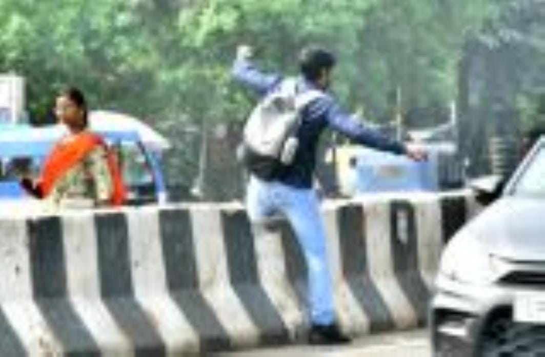 पारा इलाके में पुरानी चौकी के पास रोड बंदकर डिवाइडर बना दिया गया है। ऐसे में लोग मजबूरन डिवाइडर पारा इलाके में पुरानी चौकी के पास रोड बंदकर डिवाइडर बना दिया गया है। ऐसे में लोग मजबूरन डिवाइडर