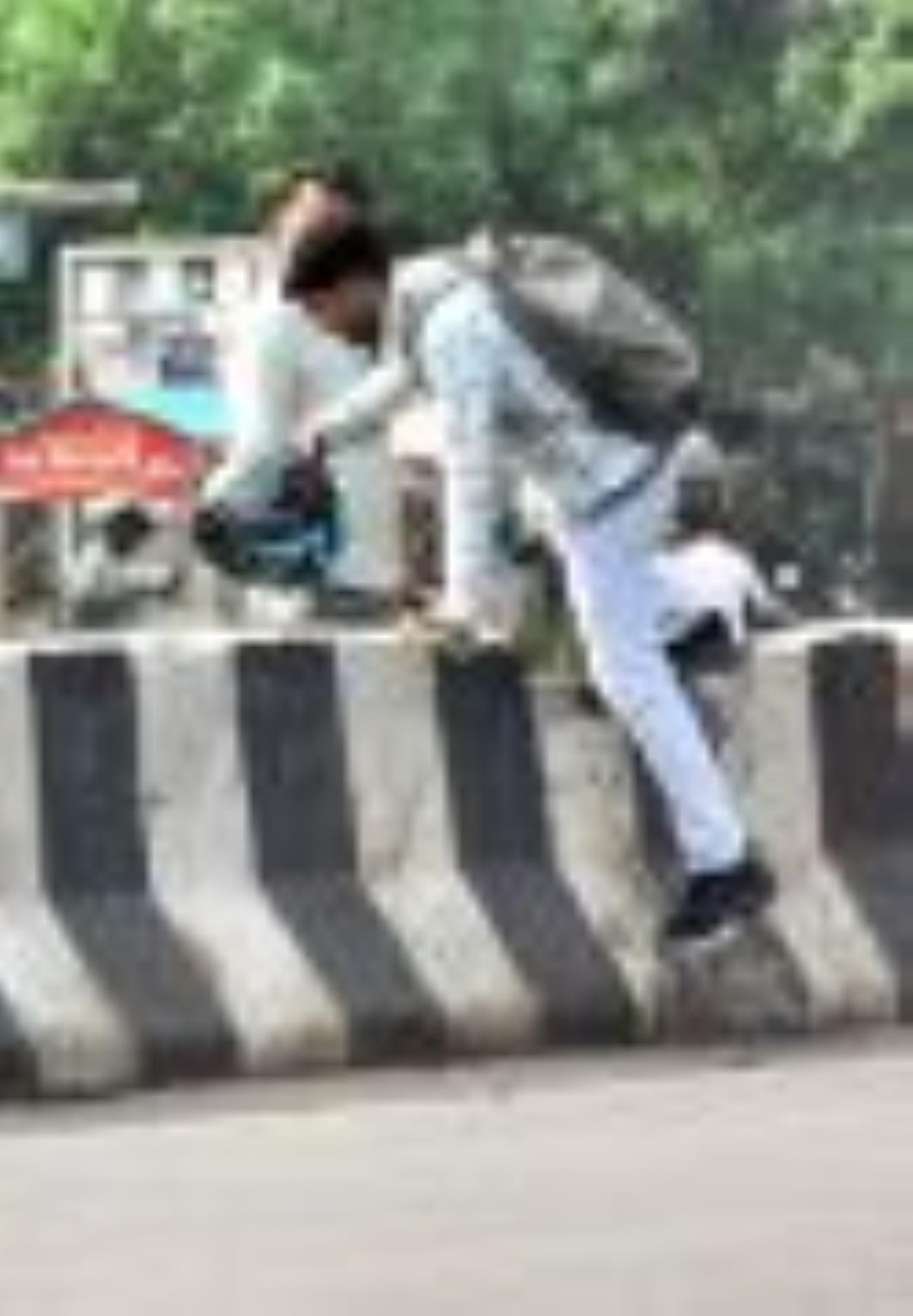 पारा इलाके में पुरानी चौकी के पास रोड बंदकर डिवाइडर बना दिया गया है। ऐसे में लोग मजबूरन डिवाइडर पारा इलाके में पुरानी चौकी के पास रोड बंदकर डिवाइडर बना दिया गया है। ऐसे में लोग मजबूरन डिवाइडर