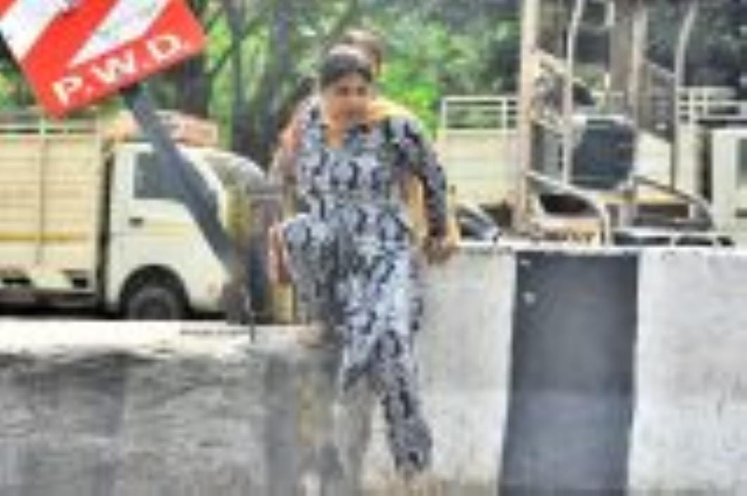 पारा इलाके में पुरानी चौकी के पास रोड बंदकर डिवाइडर बना दिया गया है। ऐसे में लोग मजबूरन डिवाइडर पारा इलाके में पुरानी चौकी के पास रोड बंदकर डिवाइडर बना दिया गया है। ऐसे में लोग मजबूरन डिवाइडर