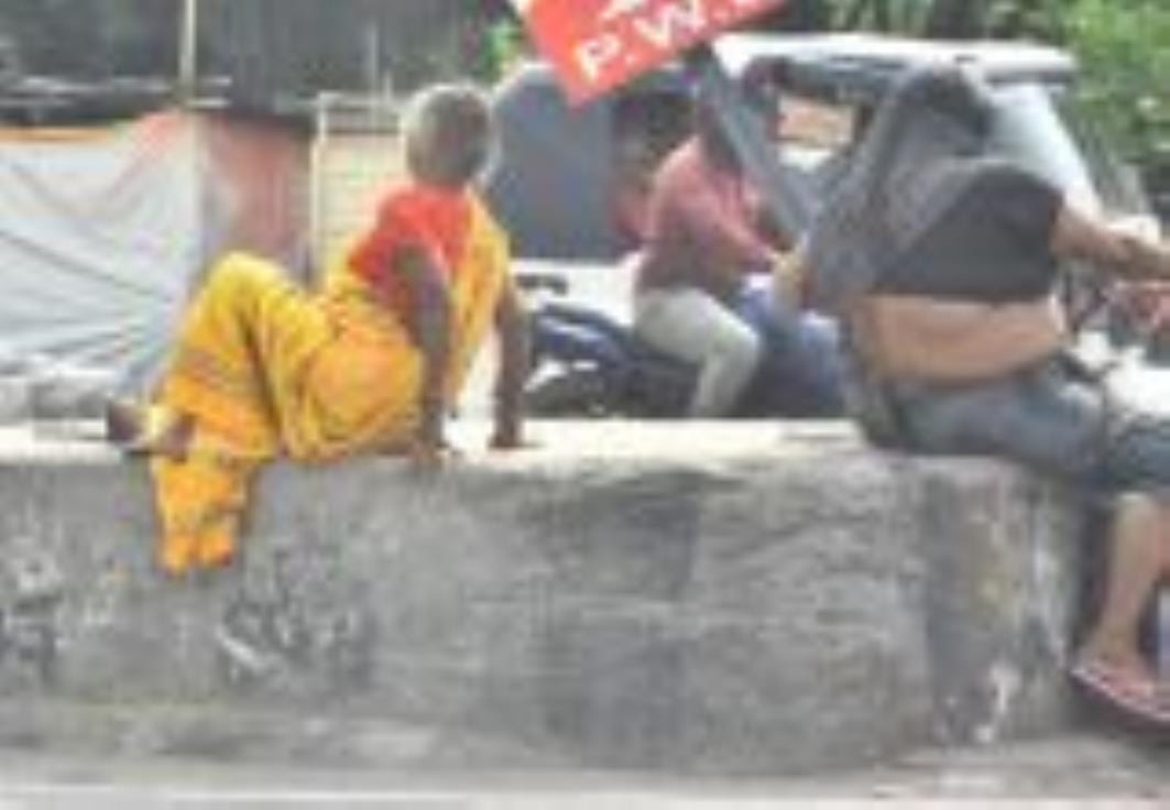पारा इलाके में पुरानी चौकी के पास रोड बंदकर डिवाइडर बना दिया गया है। ऐसे में लोग मजबूरन डिवाइडर पारा इलाके में पुरानी चौकी के पास रोड बंदकर डिवाइडर बना दिया गया है। ऐसे में लोग मजबूरन डिवाइडर