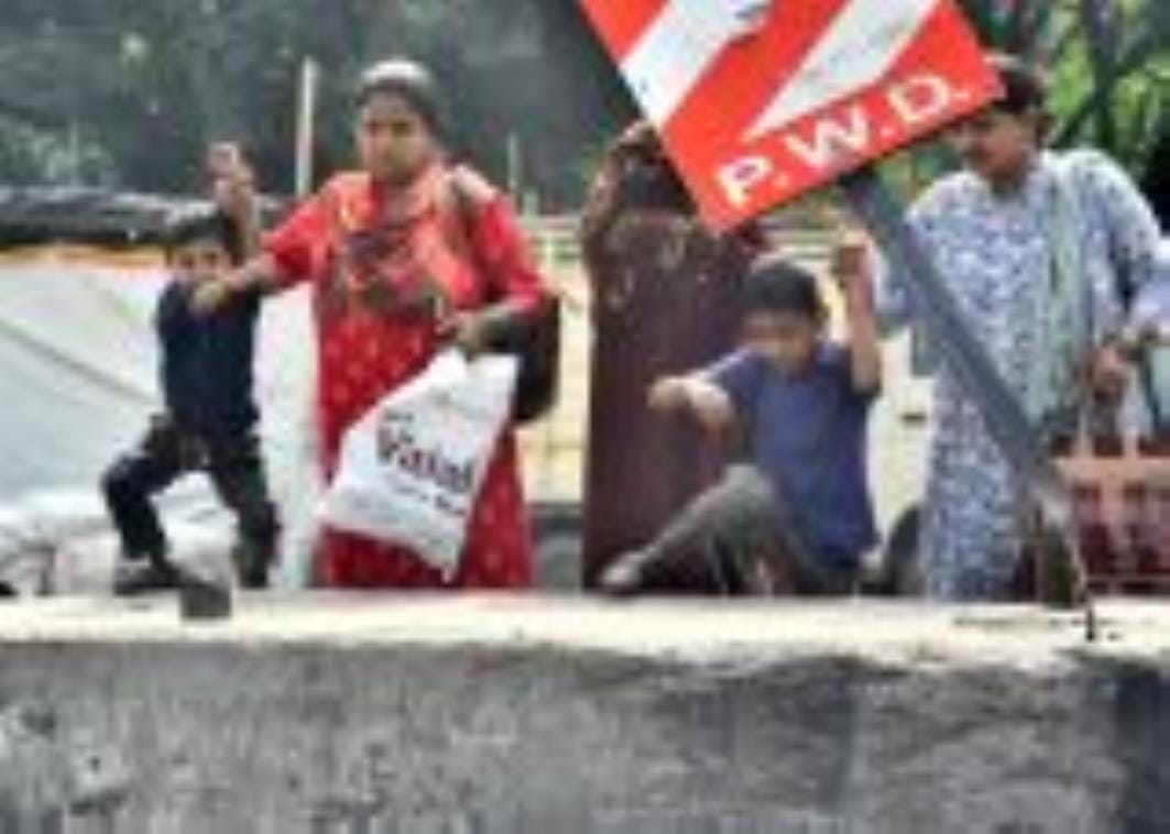 पारा इलाके में पुरानी चौकी के पास रोड बंदकर डिवाइडर बना दिया गया है। ऐसे में लोग मजबूरन डिवाइडर पारा इलाके में पुरानी चौकी के पास रोड बंदकर डिवाइडर बना दिया गया है। ऐसे में लोग मजबूरन डिवाइडर