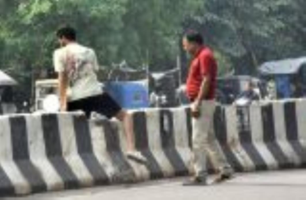 पारा इलाके में पुरानी चौकी के पास रोड बंदकर डिवाइडर बना दिया गया है। ऐसे में लोग मजबूरन डिवाइडर पारा इलाके में पुरानी चौकी के पास रोड बंदकर डिवाइडर बना दिया गया है। ऐसे में लोग मजबूरन डिवाइडर