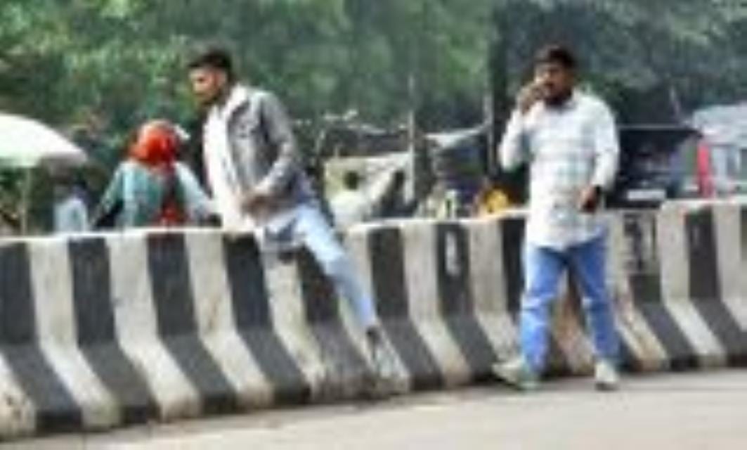 पारा इलाके में पुरानी चौकी के पास रोड बंदकर डिवाइडर बना दिया गया है। ऐसे में लोग मजबूरन डिवाइडर पारा इलाके में पुरानी चौकी के पास रोड बंदकर डिवाइडर बना दिया गया है। ऐसे में लोग मजबूरन डिवाइडर