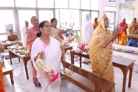 प्राचीन दिगम्बर जैन बड़े मंदिर में पूजा अर्चना करते श्रद्धालु स्रोत मंदिर