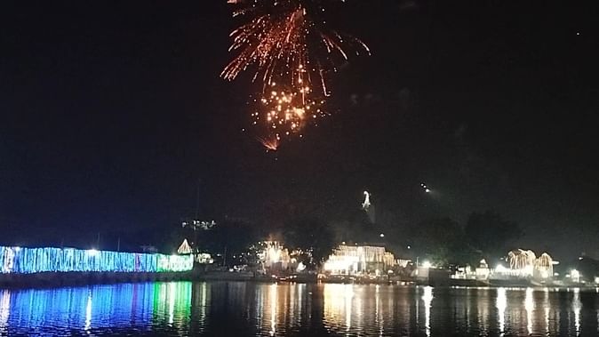 पुष्कर सरोवर की महाआरती का आयोजन, सवा लाख दीपों से जगमगाए 52 घाट, हुई भव्य आतिशबाजी पुष्कर सरोवर की महाआरती का आयोजन, सवा लाख दीपों से जगमगाए 52 घाट, हुई भव्य आतिशबाजी