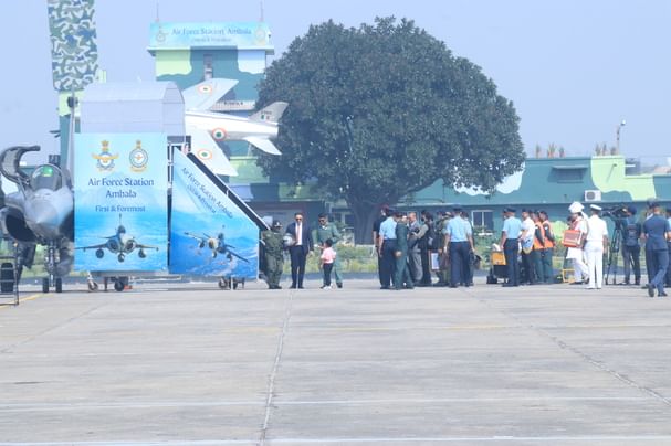 राफेल से उड़ान के बाद अपनी बेटी की बच्चियों से हाथ मिलाती हुईं राष्ट्रपति द्रोपदी मुर्मू। सं राफेल से उड़ान के बाद अपनी बेटी की बच्चियों से हाथ मिलाती हुईं राष्ट्रपति द्रोपदी मुर्मू। सं