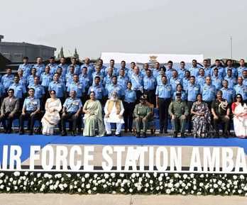 राफेल से उड़ान के बाद अपनी बेटी की बच्चियों से हाथ मिलाती हुईं राष्ट्रपति द्रोपदी मुर्मू। सं राफेल से उड़ान के बाद अपनी बेटी की बच्चियों से हाथ मिलाती हुईं राष्ट्रपति द्रोपदी मुर्मू। सं