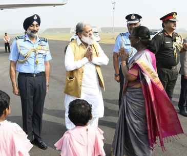 राफेल से उड़ान के बाद अपनी बेटी की बच्चियों से हाथ मिलाती हुईं राष्ट्रपति द्रोपदी मुर्मू। सं राफेल से उड़ान के बाद अपनी बेटी की बच्चियों से हाथ मिलाती हुईं राष्ट्रपति द्रोपदी मुर्मू। सं