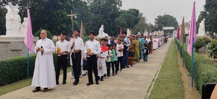 सरधना। रोमन कैथलिक चर्च में माता मरियम महोत्सव के लिए ध्वजाराेहण करते फादर। संवाद
