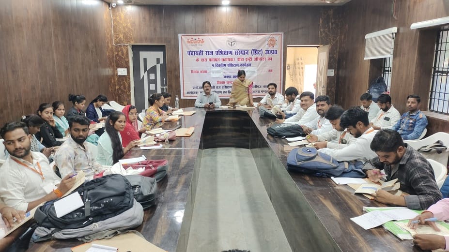 साधन सहकारी समिति पर खाद न मिलने से परेशान किसान ,दूसरे चित्र में खाद के लिए लाइन में लगे किसान