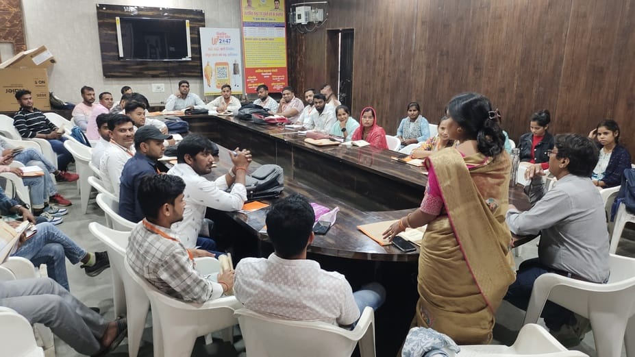 साधन सहकारी समिति पर खाद न मिलने से परेशान किसान ,दूसरे चित्र में खाद के लिए लाइन में लगे किसान