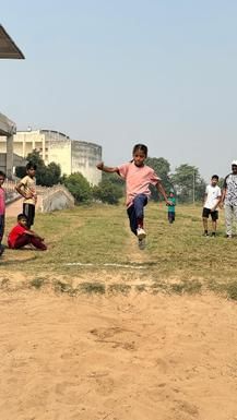 शहर के राजीव गांधी खेल स्टेडियम में खंड स्तरीय खेलकूद प्रतियोगिता में प्रतिभागिता करते हुए खिल शहर के राजीव गांधी खेल स्टेडियम में खंड स्तरीय खेलकूद प्रतियोगिता में प्रतिभागिता करते हुए खिल