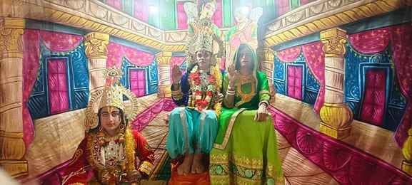 शिला पट पर बैठे विभीषण का इंतजार करते राम-लक्ष्मण। संवाद शिला पट पर बैठे विभीषण का इंतजार करते राम-लक्ष्मण। संवाद
