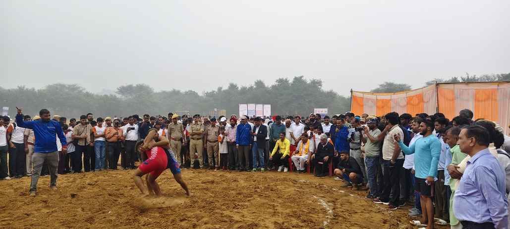 फ़ोटो: खिलाड़ियों का उत्साहवर्धन करते हुए विजेता प्रतिभागियों के साथ केंद्रीय मंत्री भूपेंद्र याद फ़ोटो: खिलाड़ियों का उत्साहवर्धन करते हुए विजेता प्रतिभागियों के साथ केंद्रीय मंत्री भूपेंद्र याद