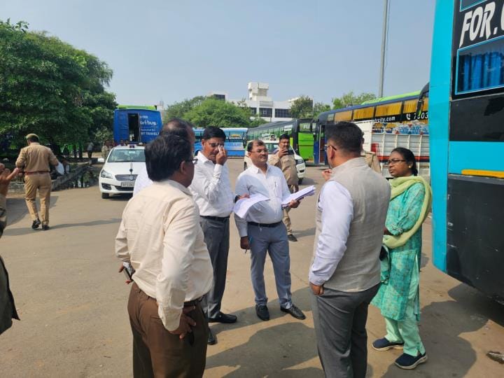 ट्रांसपोर्टनगर स्थित पार्किंग नंबर सात में जांच करते आरटीओ व अन्य अफसर। ट्रांसपोर्टनगर स्थित पार्किंग नंबर सात में जांच करते आरटीओ व अन्य अफसर।