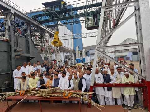 दौराला- सकौती स्थित आईपीएल चीनी मिल के पेराई सत्र का शुभारंभ करते विमल शर्मा, दीपेंद्र खोखर, व