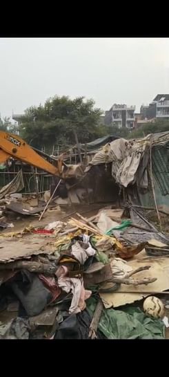 वसुंधरा में झुग्गी झोपड़ियों को हटाती आवास विकास की टीम। स्रोत वीडियो ग्रेब