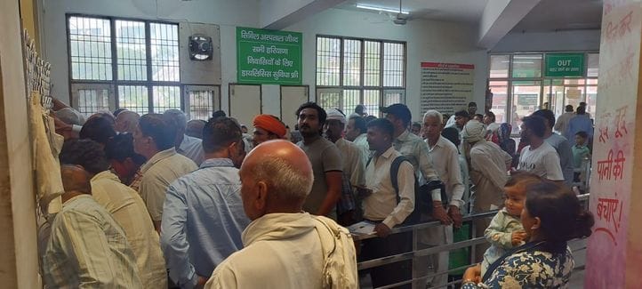 30जेएनडी22: आसमान में वीरवार को सुबह के समय छाया स्मॉग। संवाद