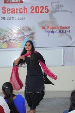 30jjrp05- राजकीय कॉलेज दुजाना में आयोजित प्रतिभा खोज प्रतियोगिता में नृत्य करती छात्रा। स्रोत-क