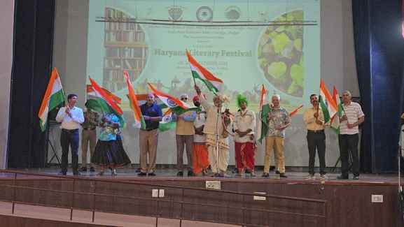30jjrp11- राजकीय नेहरू कॉलेज में आयोजित कार्यक्रम में प्रस्तुति देते कलाकार। संवाद 30jjrp11- राजकीय नेहरू कॉलेज में आयोजित कार्यक्रम में प्रस्तुति देते कलाकार। संवाद