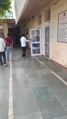 30jjrp22- गुरु गोरखनाथजी बहुतकनीकी संस्थान में प्रिंसिपल कार्यालय के बाहर कर्मचारियों से बातचीत