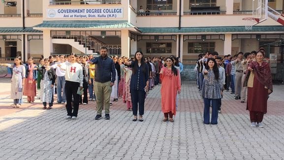 आनी में यूनिटी मार्च निकालते स्वयंसेवी। संवाद