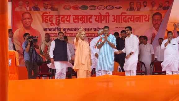 अगिआंव में बरसे योगी एनडीए उम्मीदवार के लिए मांगा वोट