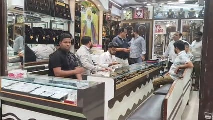 अंगूठी काटकर सोनेकी परत के नीचे सिक्का दिखाते व्यापारी। सोशल मीडिया अंगूठी काटकर सोनेकी परत के नीचे सिक्का दिखाते व्यापारी। सोशल मीडिया