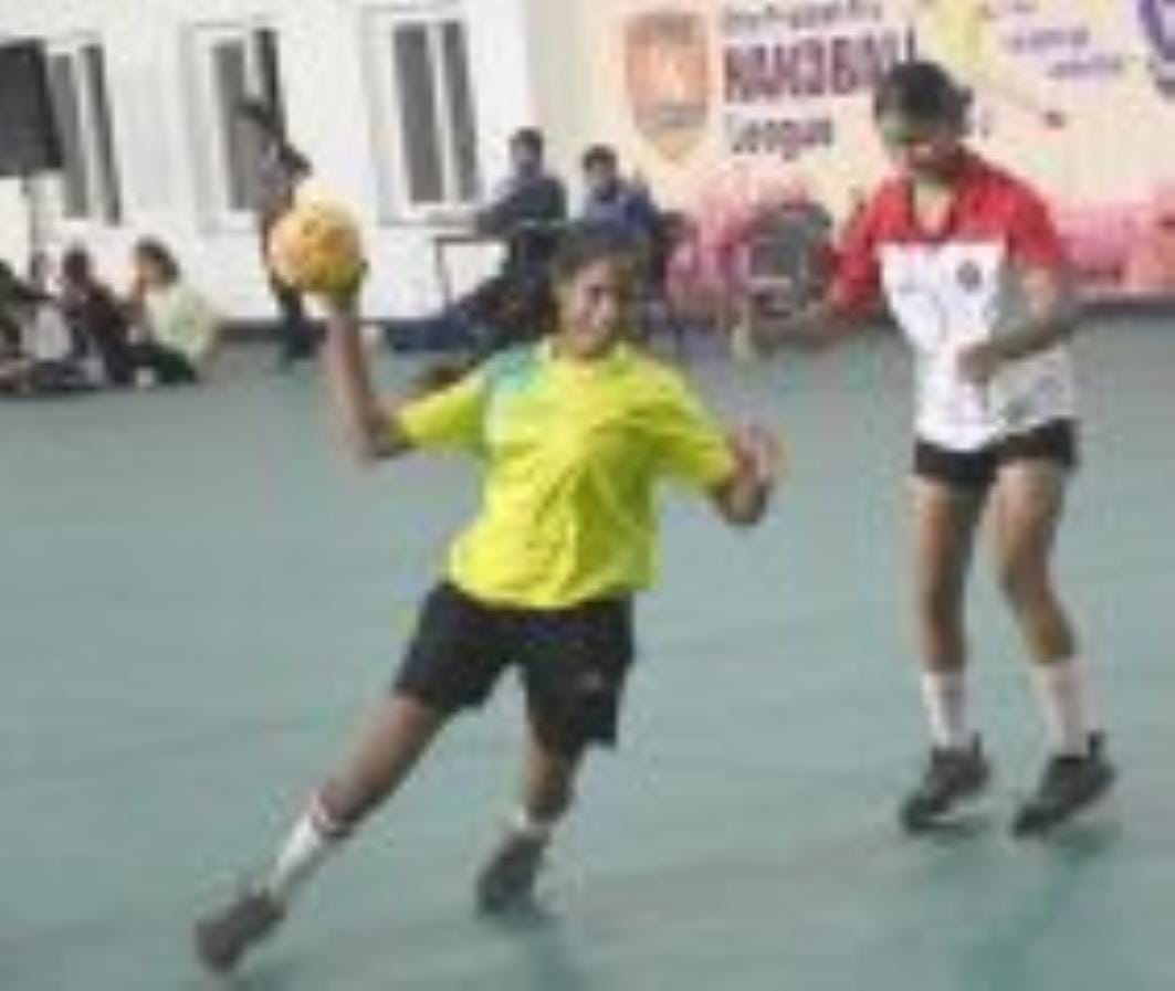 बाबू स्टेडियम में खेले गए मुकाबले के दाैरान गोल करने का प्रयास करती खिलाड़ी।