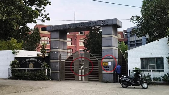 बकाएदारों की प्रॉपर्टी सील करते नगर निगम कर्मचारी। संवाद
