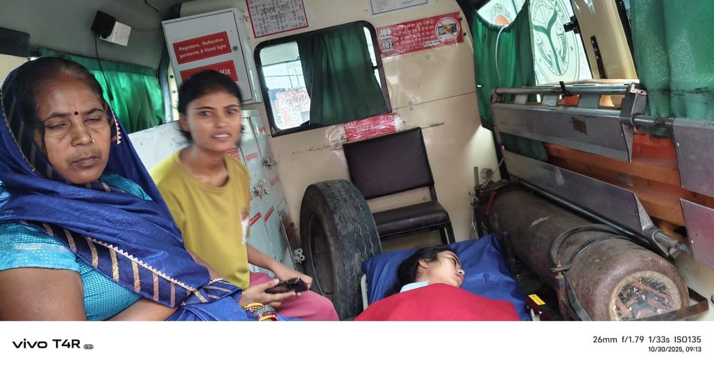 चकदहा में हादसे के बाद पहुंचे परिजन व पुलिस कर्मी- संवाद