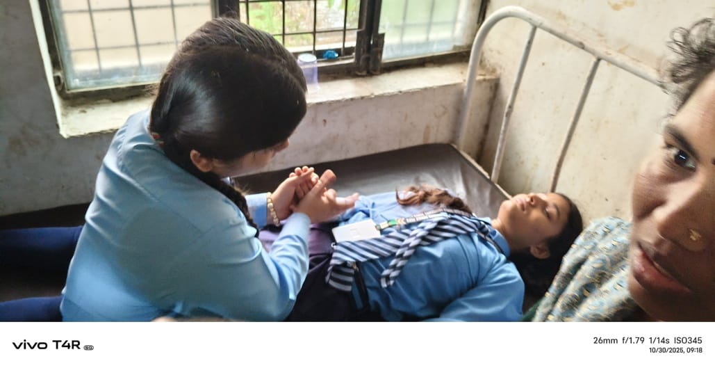 चकदहा में हादसे के बाद पहुंचे परिजन व पुलिस कर्मी- संवाद