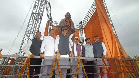 फोटो- 16 महाराणा प्रताप से आक्सीजन पार्क तक रन फार यूनिटी में चल रहे अधिकारी व जन प्रतिनिधि।