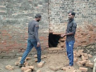 फोटो-19- चोरी के बाद बिखरा सामान दिखातीं पप्पू सोनकर की पत्नी गुड्डी। संवाद