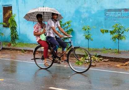 फोटो- 25 कमालगंज में बारिश के दौरान छाता लगाकर गुजरते बच्चे। संवाद फोटो- 25 कमालगंज में बारिश के दौरान छाता लगाकर गुजरते बच्चे। संवाद