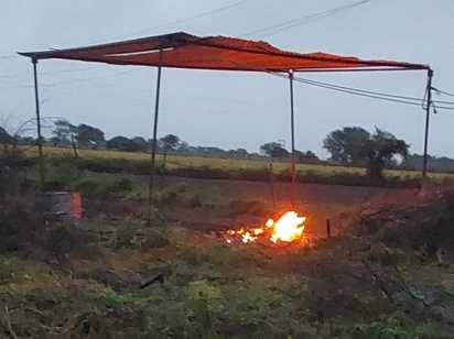 फोटो- 26 ग्राम खाबरी में टेंट के नीचे महिला का किया गया अंतिम संस्कार। स्रोत ग्रामीण फोटो- 26 ग्राम खाबरी में टेंट के नीचे महिला का किया गया अंतिम संस्कार। स्रोत ग्रामीण