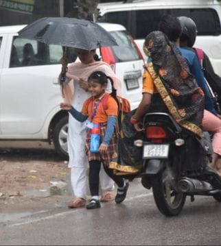 फोटो-29-बारिश से भीगी धान की फसल को पानी निकालता किसान। संवाद फोटो-29-बारिश से भीगी धान की फसल को पानी निकालता किसान। संवाद