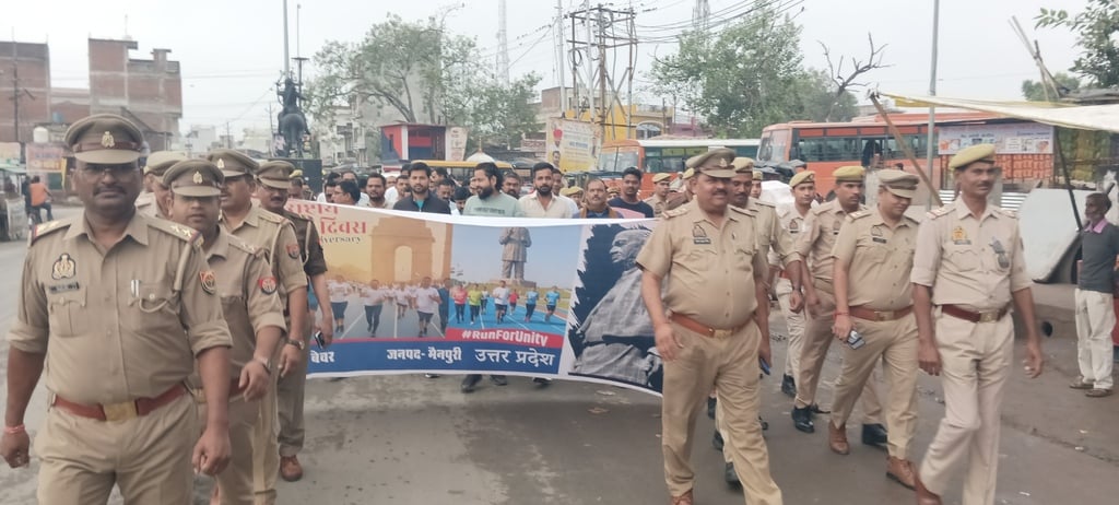 फोटो 30 सरदार वल्लभ भाई पटेल की जयंती पर कलेक्ट्रेट सभागार में शपथ दिलातीं एडीएम। स्रोत प्रशासन