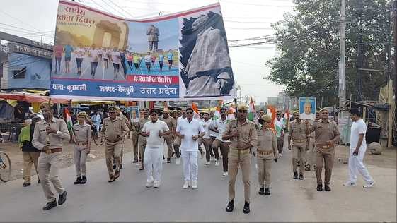 फोटो 30 सरदार वल्लभ भाई पटेल की जयंती पर कलेक्ट्रेट सभागार में शपथ दिलातीं एडीएम। स्रोत प्रशासन