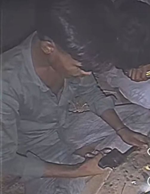 फोटो-35-वायरल रील में रिवाल्वर के साथ आरोपी। वीडियो ग्रैब फोटो-35-वायरल रील में रिवाल्वर के साथ आरोपी। वीडियो ग्रैब
