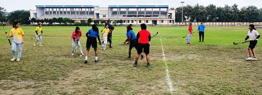 फोटो-47-हॉकी प्रतियोगिता में एक दूसरे को चकमा देती खिलाड़ी। स्रोत आयोजक