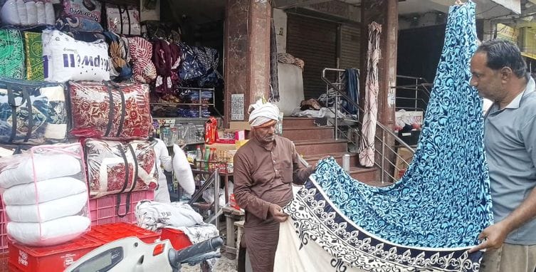 फोटो-48-बाजार में गर्म कपड़ों की खरीदारी करता युवक। संवाद फोटो-48-बाजार में गर्म कपड़ों की खरीदारी करता युवक। संवाद