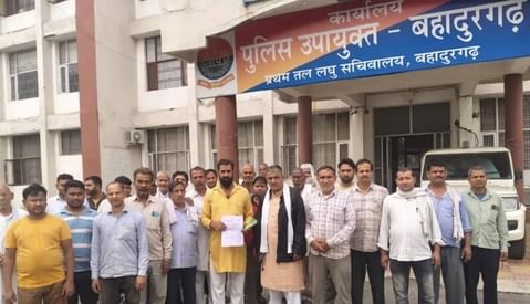 -फोटो 61 : एसडीएम को ज्ञापन सौंपते सब्जीमंडी के प्रधान व अन्य। स्रोत स्वयं -फोटो 61 : एसडीएम को ज्ञापन सौंपते सब्जीमंडी के प्रधान व अन्य। स्रोत स्वयं