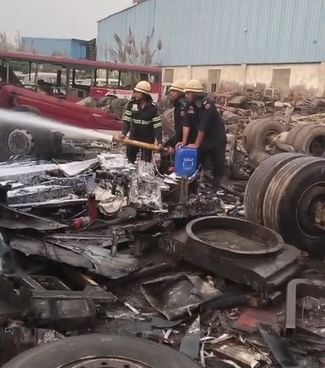 फोटो 67: स्क्रैप यार्ड में लगी आग में जली कंडम बसें। संवाद फोटो 67: स्क्रैप यार्ड में लगी आग में जली कंडम बसें। संवाद