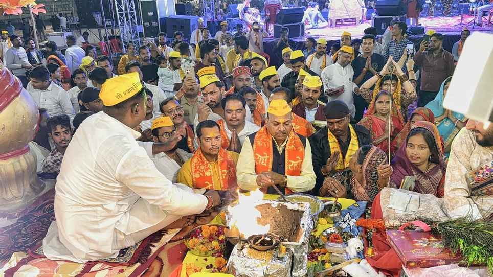 गोला के खाटू श्याम संकीर्तन में मौजूद श्रद्धालु। स्रोत : सोशल मीडिया गोला के खाटू श्याम संकीर्तन में मौजूद श्रद्धालु। स्रोत : सोशल मीडिया