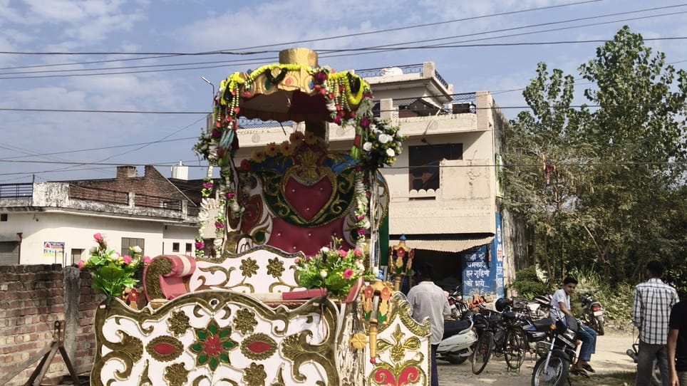 हादसे के बाद मौके पर जमा लोगाें की भीड़। संवाद