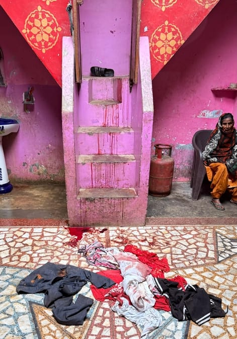 जलेसर में एसडीएम भावना विमल को प्रार्थनापत्र देते पीड़ित लोग। संवाद जलेसर में एसडीएम भावना विमल को प्रार्थनापत्र देते पीड़ित लोग। संवाद